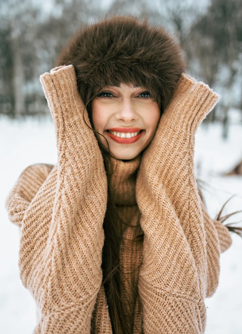 Портретна фотосесія красивої моделі зі снігом на фоні, знята професійним фотографом у Харкові.