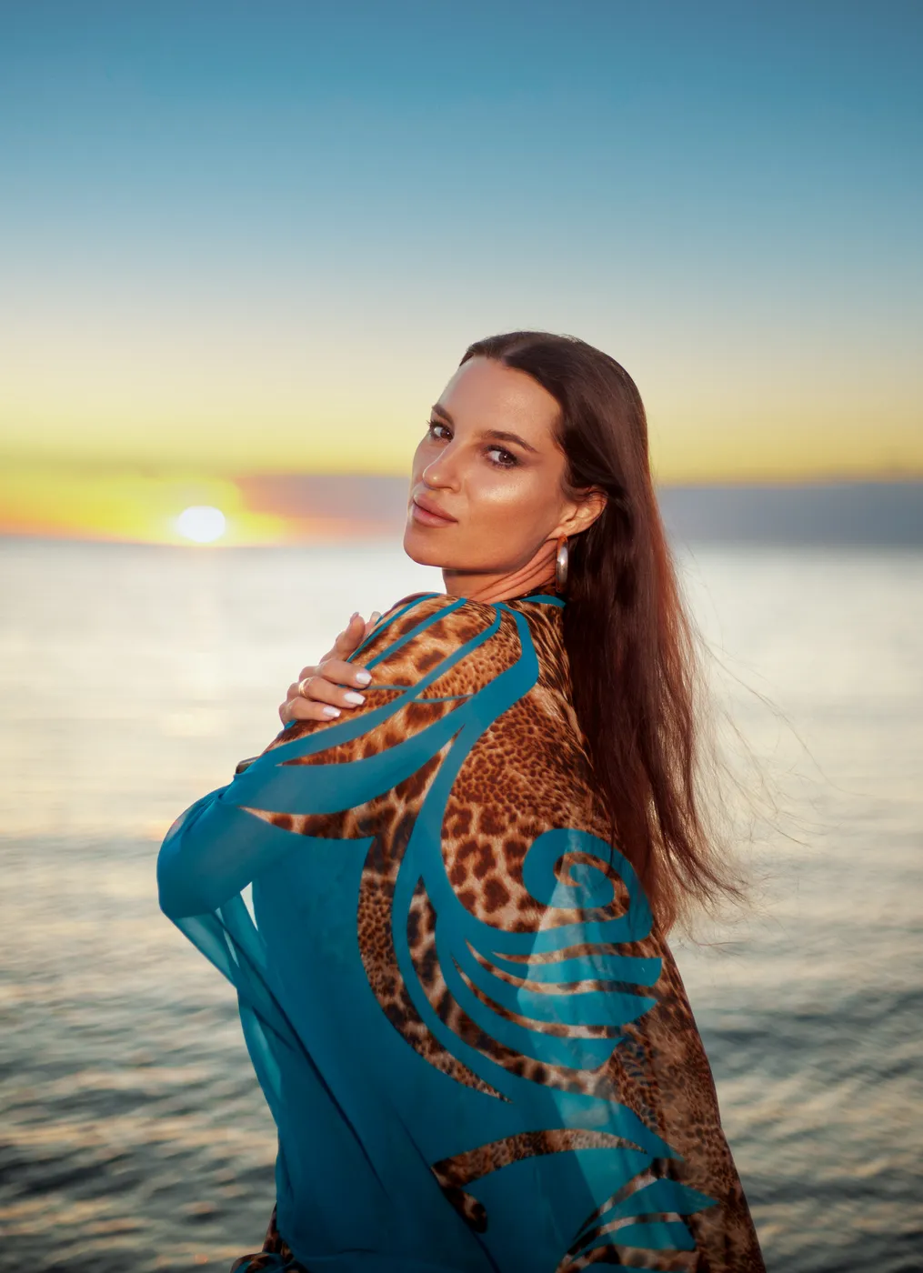 Портретна фотосесія професійного фотографа у Харкові: жінка в білому платті з ангельськими крилами в інтер'єрі.