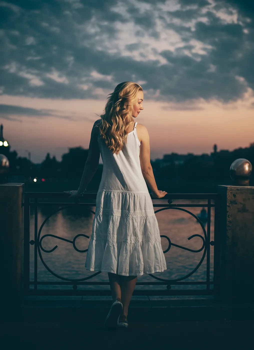 Контент зйомка: дівчина з зеленою зачіскою позує в обтягуючому топі, демонструючи прикраси та татуювання.